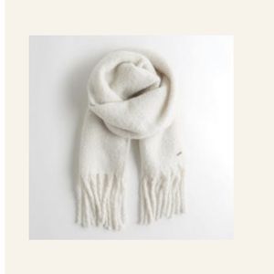 NWT Hollister Chunky Knit Scarf